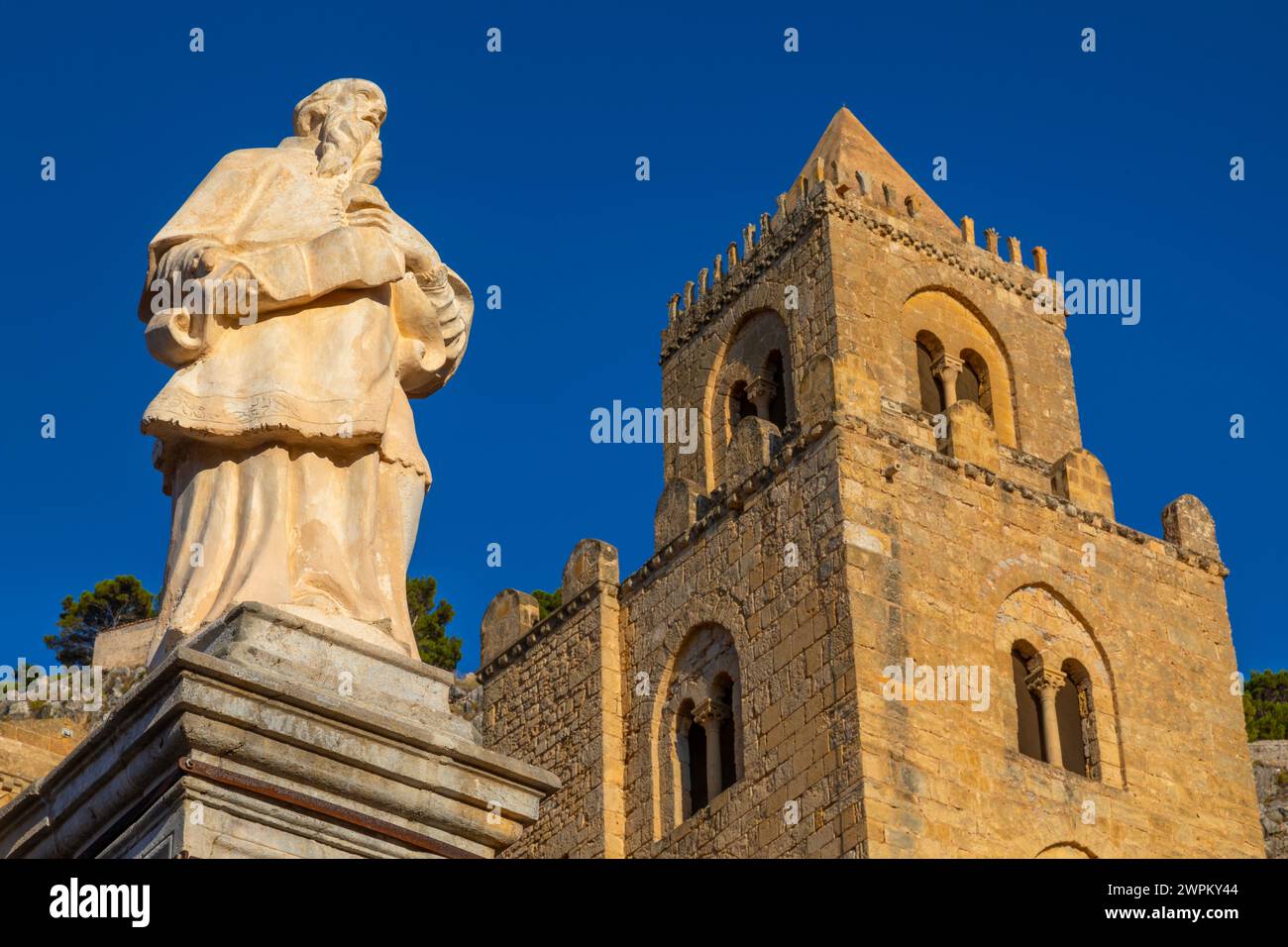 Statue des Bischofs und Turm, Kathedrale von Cefalu, römisch-katholische Basilika, normannischer Architekturstil, UNESCO-Weltkulturerbe, Provinz Palermo Stockfoto