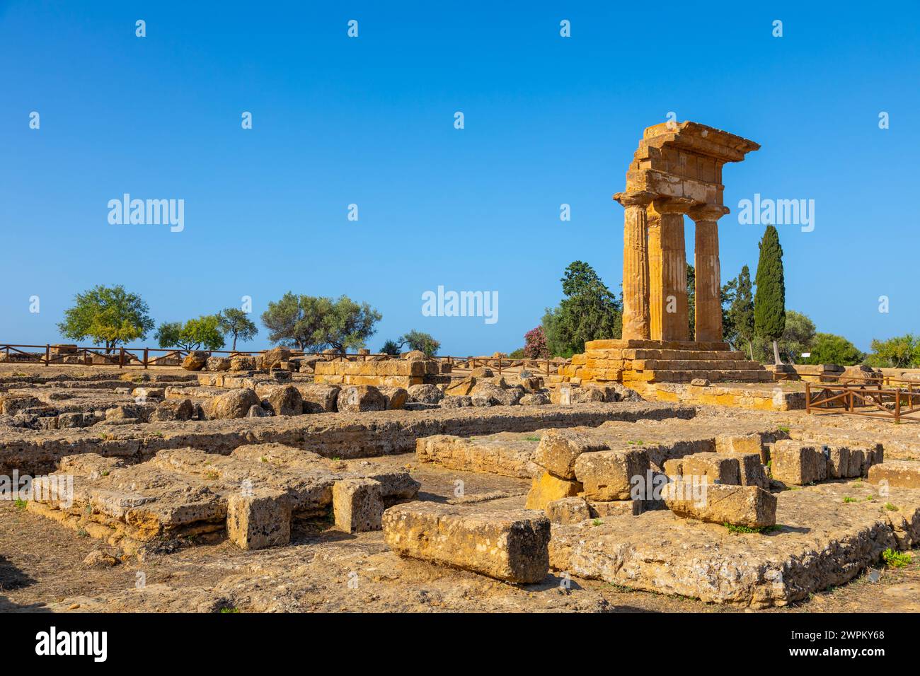 Tempel von Castor und Pollux, Tal der Templi (Tal der Tempel), UNESCO-Weltkulturerbe, hellenische Architektur, Agrigent, Sizilien Stockfoto