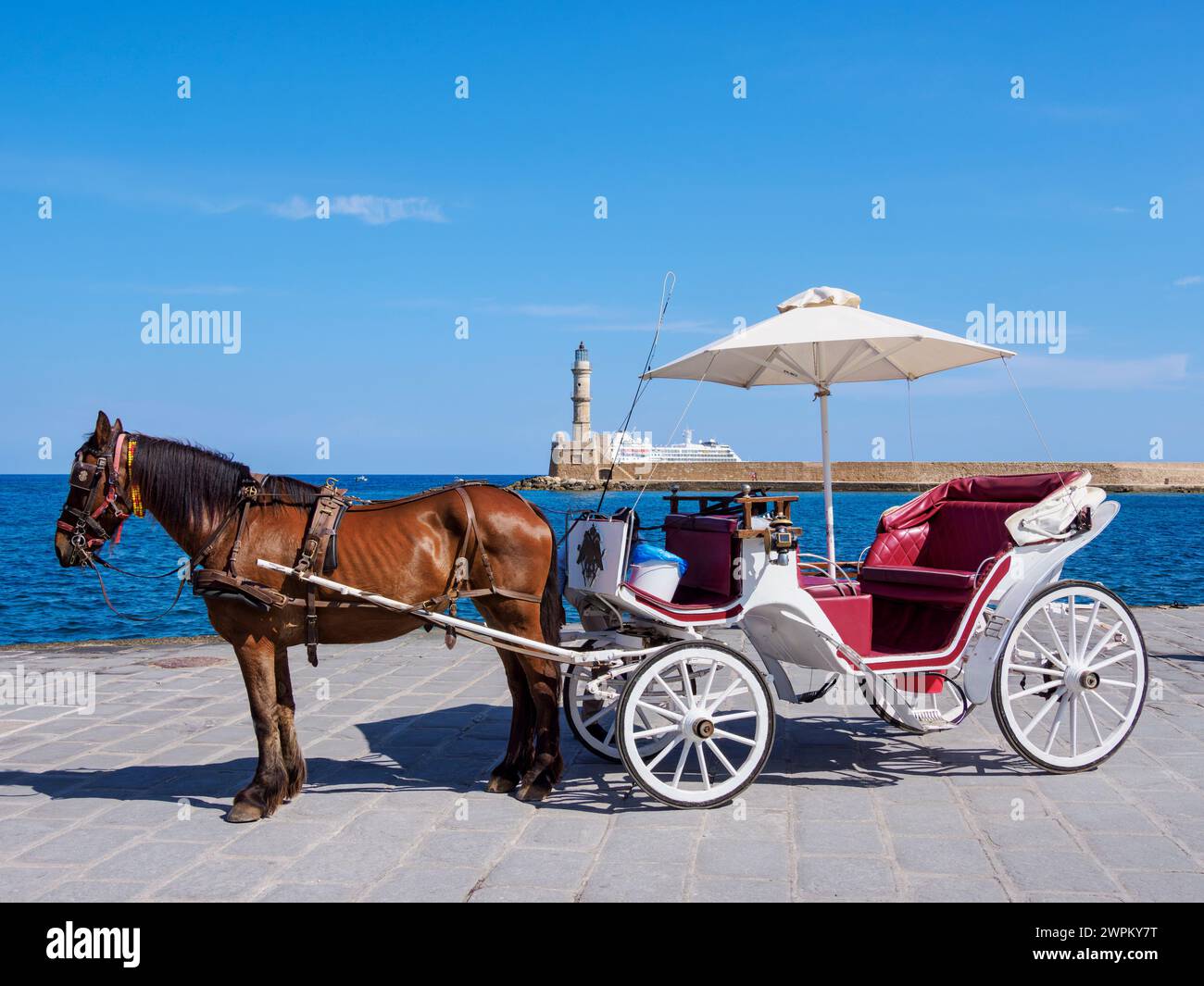 Pferdekutsche am Ufer, Stadt Chania, Kreta, griechische Inseln, Griechenland, Europa Stockfoto
