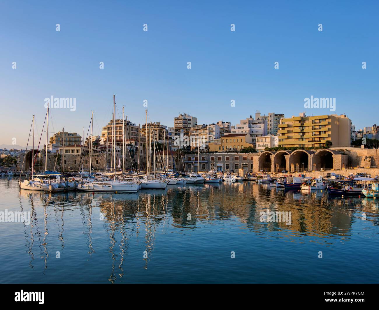 Venezianische Werften am alten Hafen, Sonnenaufgang, Stadt Heraklion, Kreta, griechische Inseln, Griechenland, Europa Stockfoto