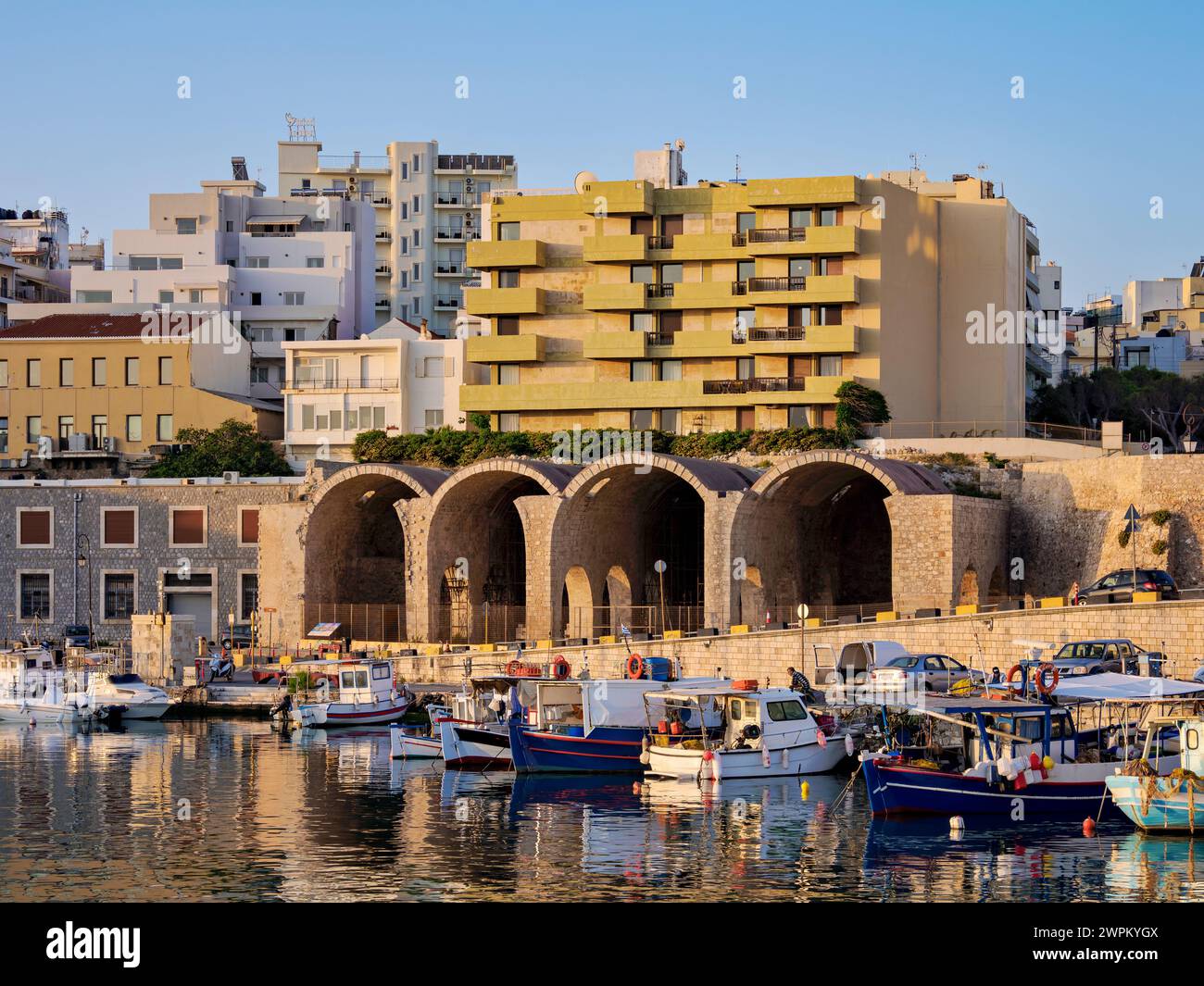 Venezianische Werften am alten Hafen, Sonnenaufgang, Stadt Heraklion, Kreta, griechische Inseln, Griechenland, Europa Stockfoto