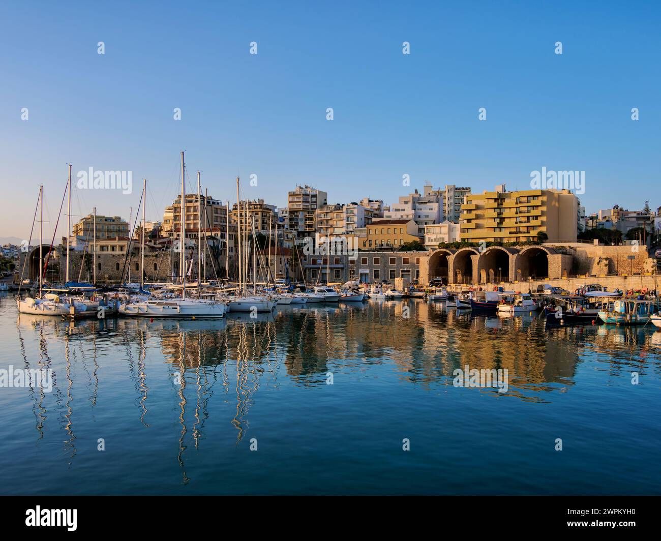 Venezianische Werften am alten Hafen, Sonnenaufgang, Stadt Heraklion, griechische Inseln, Griechenland, Europa Stockfoto