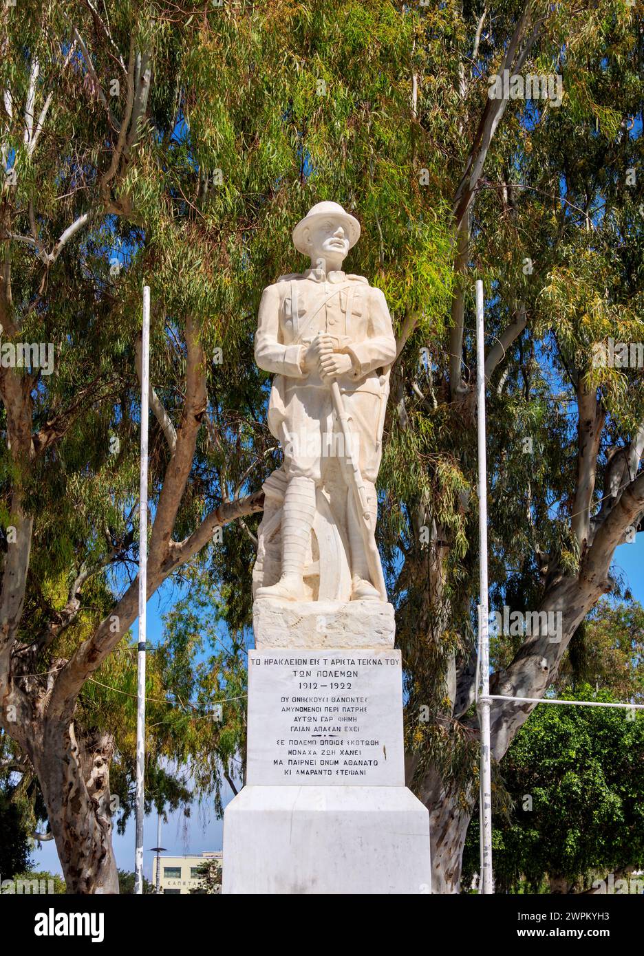 Statue des unbekannten Soldaten, Stadt Heraklion, Kreta, griechische Inseln, Griechenland, Europa Stockfoto