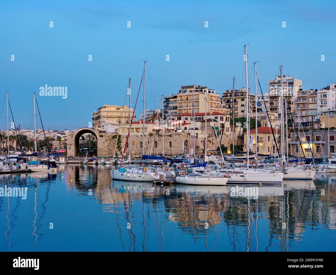 Venezianische Werften am alten Hafen in der Abenddämmerung, Stadt Heraklion, Kreta, griechische Inseln, Griechenland, Europa Stockfoto
