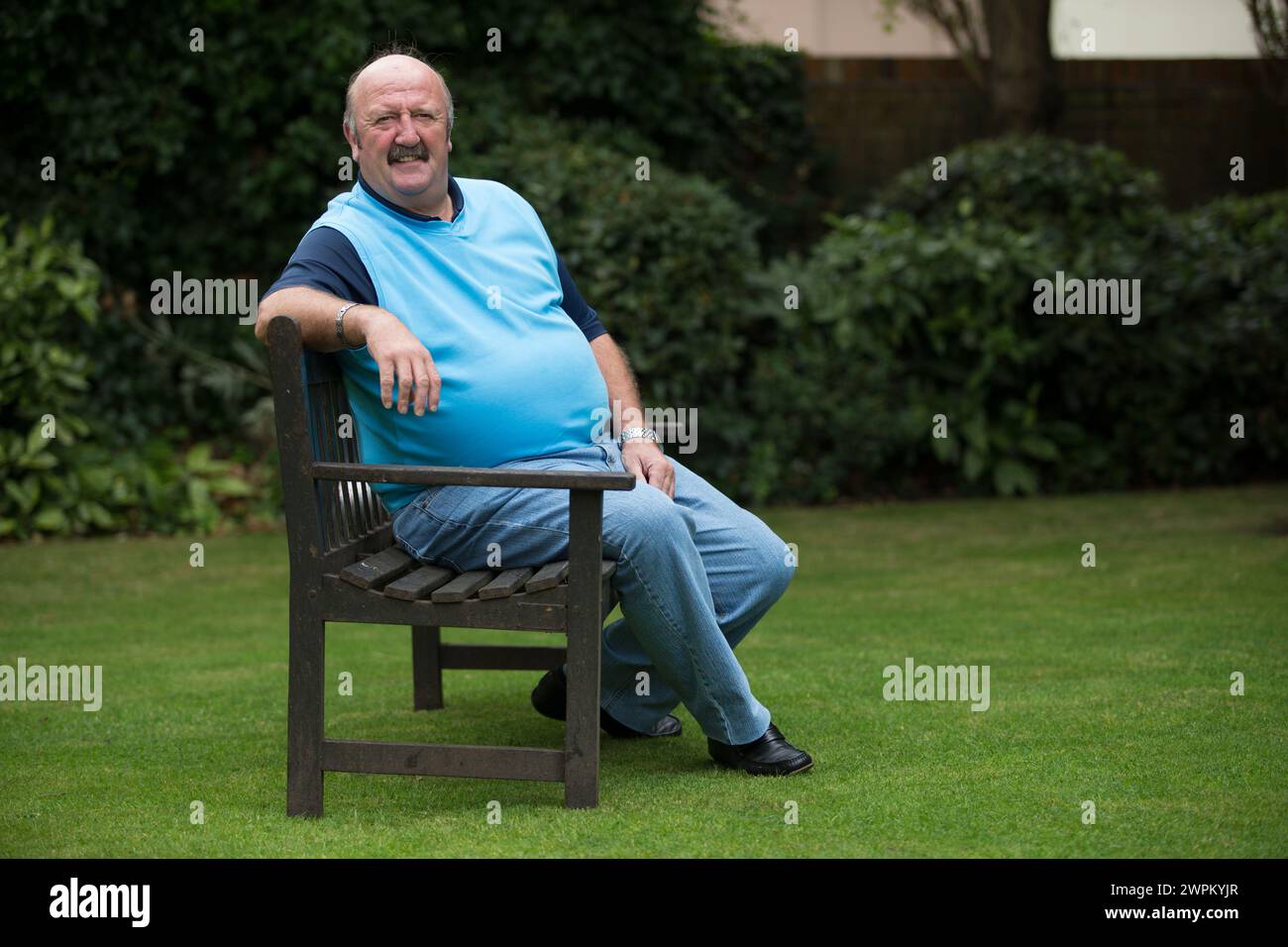 03/09/15 ***Bilder bestellt von Kayt Turner*** ehemaliger schottischer und Notts Forest-Fußballspieler Kenny Burns posiert für Fotos vor dem Midland Hotel, Derby t Stockfoto