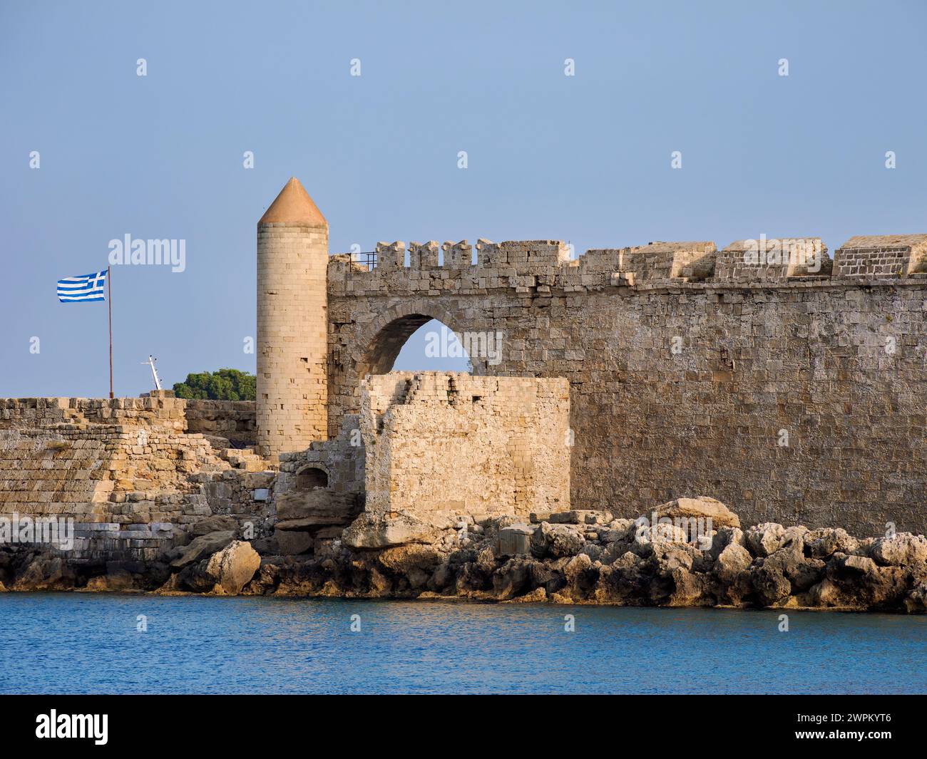 Verteidigungsmauer der mittelalterlichen Altstadt, Rhodos-Stadt, Rhodos-Insel, Dodekanese, griechische Inseln, Griechenland, Europa Stockfoto