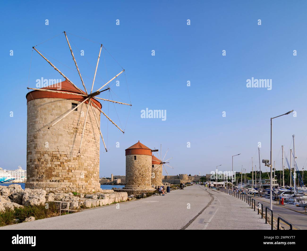Windmühlen im Hafen von Mandraki, Rhodos-Stadt, Rhodos-Insel, Dodekanese, griechische Inseln, Griechenland, Europa Stockfoto
