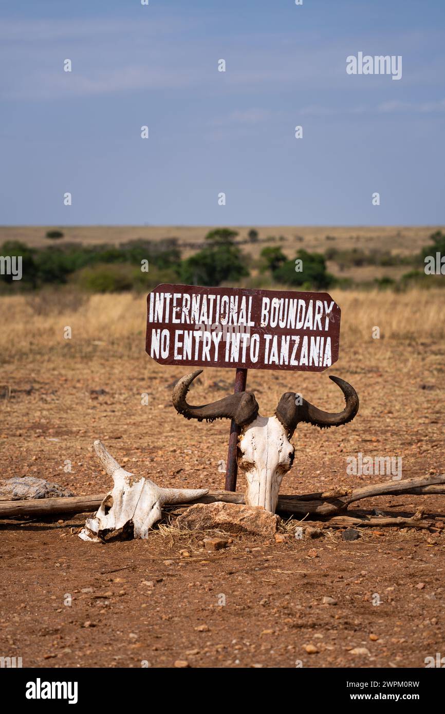 Die internationale Grenze zwischen Tansania und Kenia im Maasai Mara, Kenia, Ostafrika, Afrika Stockfoto
