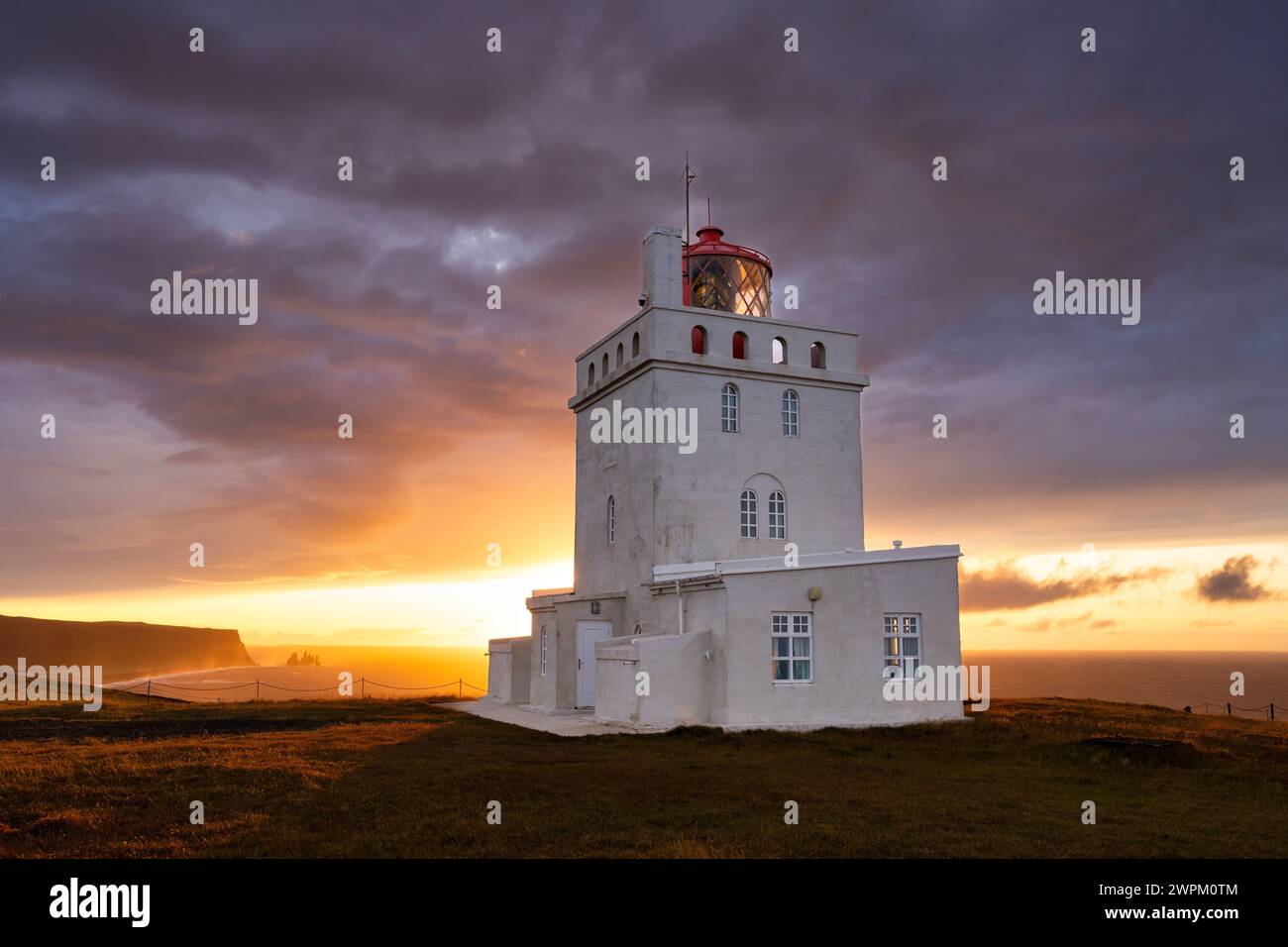 Ein Leuchtturm in Dyrholaey an der Südküste Islands, Polarregionen Stockfoto