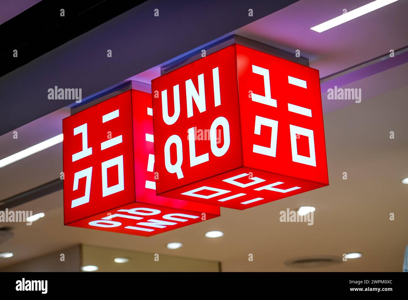 Zwei quadratische Würfel-Dekorationszeichen und Logo eines Uniqlo-Geschäfts, einer Handelsmarke von Fast Retail, einem japanischen Bekleidungsdesign, Herstellung und Vertrieb Stockfoto