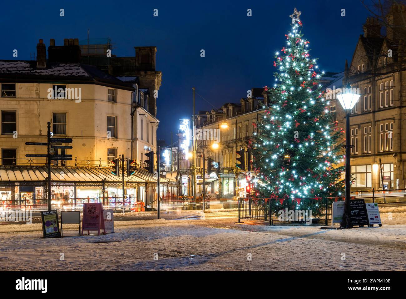 Weihnachtsbaum und Schnee in Buxton at Christmas, Buxton, Derbyshire, England, Vereinigtes Königreich, Europa Stockfoto