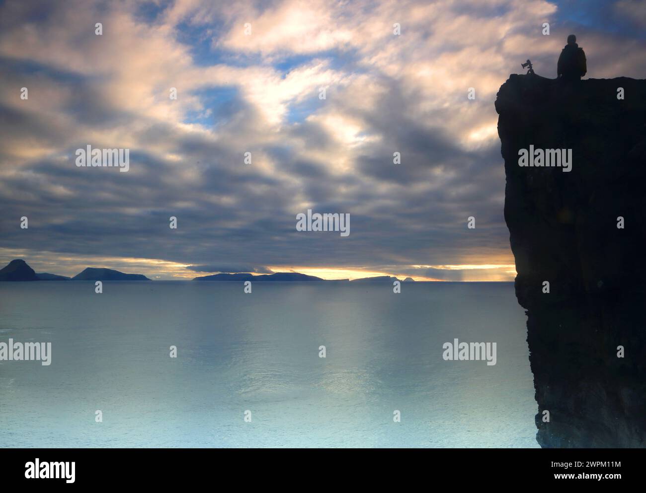 Blick auf Sandoy von Vagar, Färöer Inseln, Dänemark, Nordatlantik Stockfoto