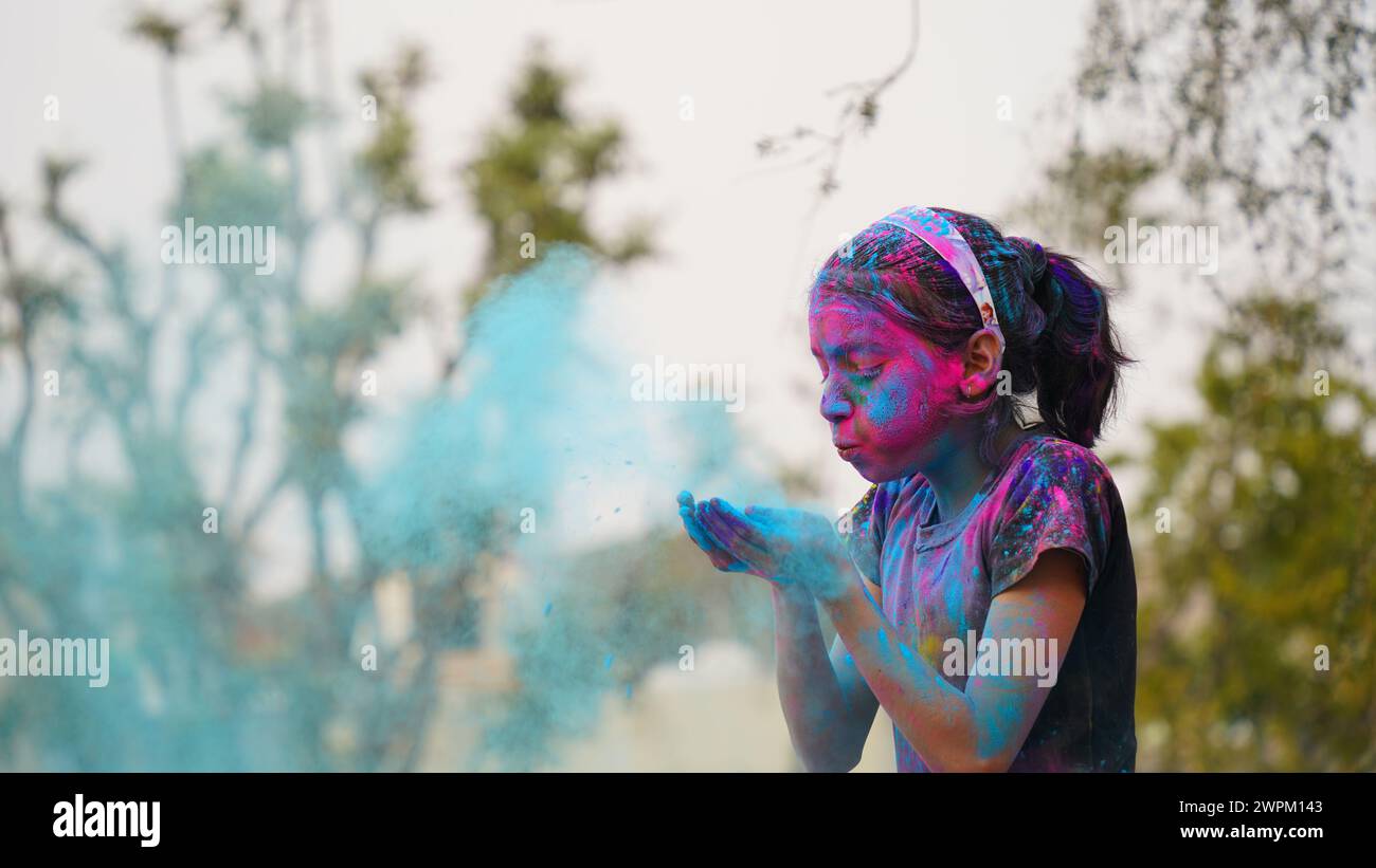 Indische Kinder spielen mit Farben oder asiatische Kinder feiern holi Stockfoto