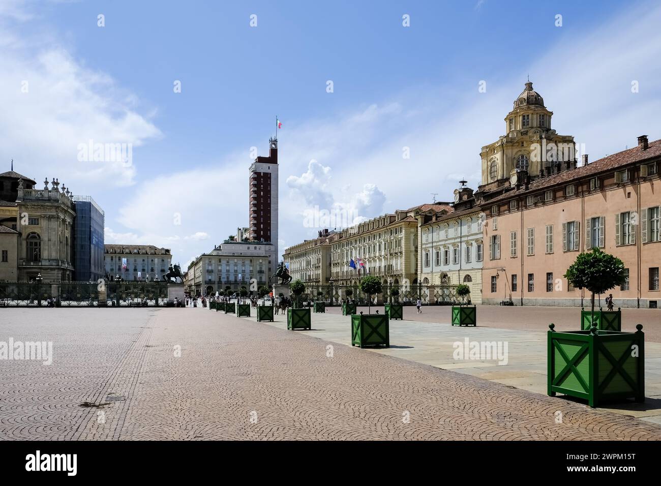 Blick auf die Piazza Castello, einen prominenten Platz mit mehreren wichtigen architektonischen Komplexen und einem Umkreis von eleganten Portikoen und Fassaden, Turin Stockfoto