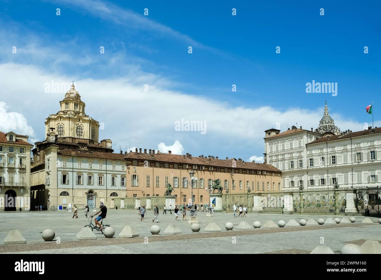 Blick auf die Piazza Castello, einen prominenten Platz mit mehreren wichtigen architektonischen Komplexen und einem Umkreis von eleganten Portikoen und Fassaden, Turin Stockfoto