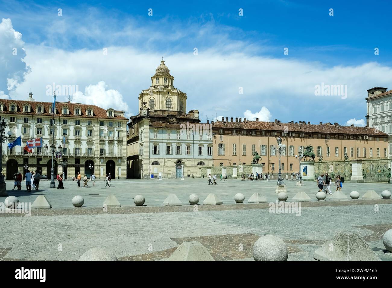 Blick auf die Piazza Castello, einen prominenten Platz mit mehreren wichtigen architektonischen Komplexen und einem Umkreis von eleganten Portikoen und Fassaden, Turin Stockfoto