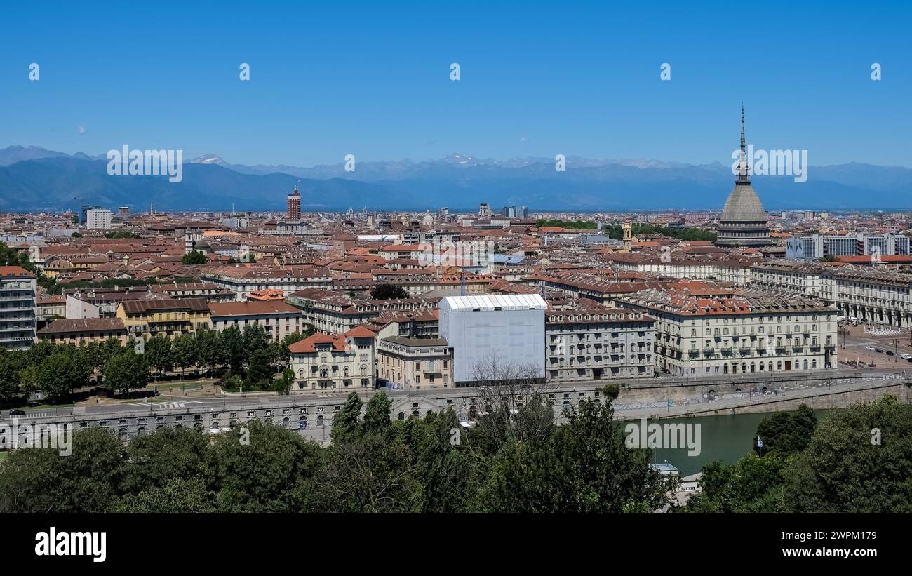 Stadtbild vom Monte dei Cappuccini, einem Hügel, der sich etwa 200 Meter vom rechten Ufer des Flusses Po entfernt erhebt, im Viertel Borgo Po, Turin, Piemont Stockfoto