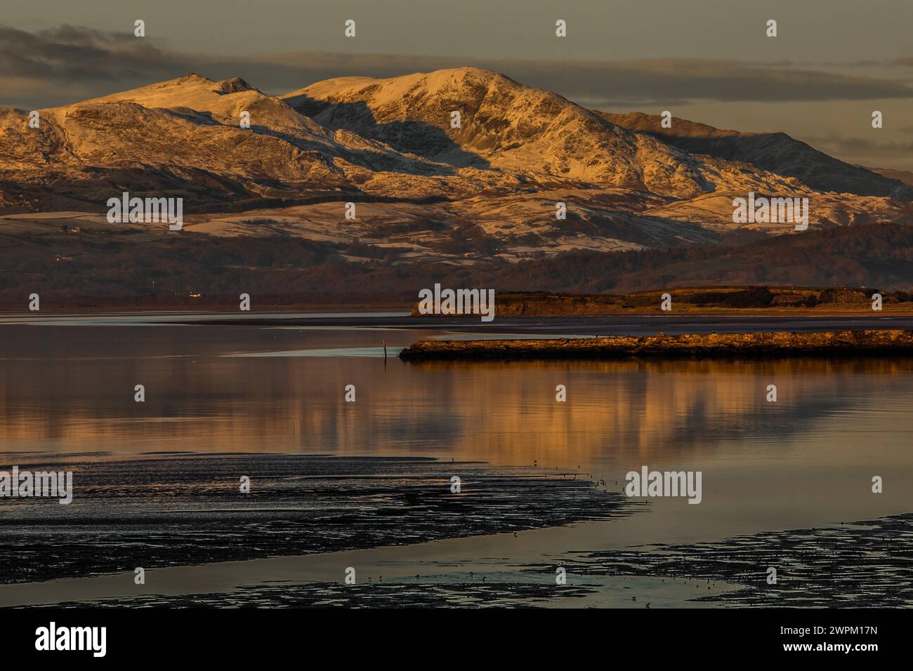 Blick über die Duddon Mündung in Richtung der Coniston Bergkette und des Lake District National Park, Furness Peninsula, Cumbria, England Stockfoto