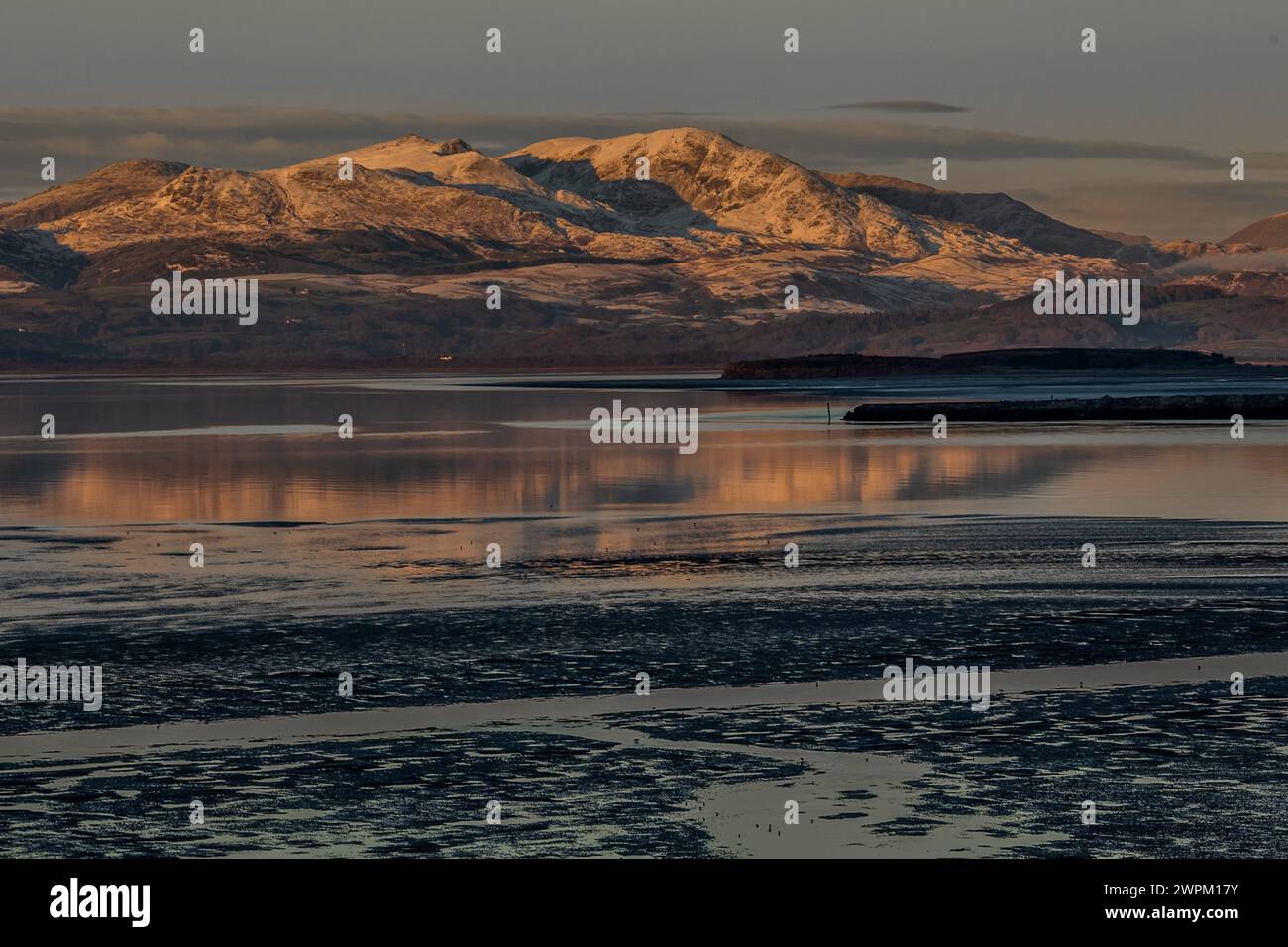 Blick über die Duddon Mündung in Richtung der Coniston Bergkette und des Lake District National Park, Furness Peninsula, Cumbria, England Stockfoto