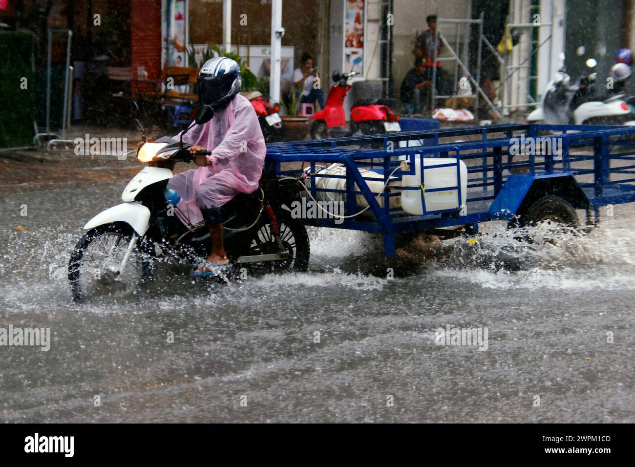 Starkregen und Wasserabfall auf der Straße während der Monsunsaison, Phnom Penh, Kambodscha, Indochina, Südostasien, Asien Stockfoto