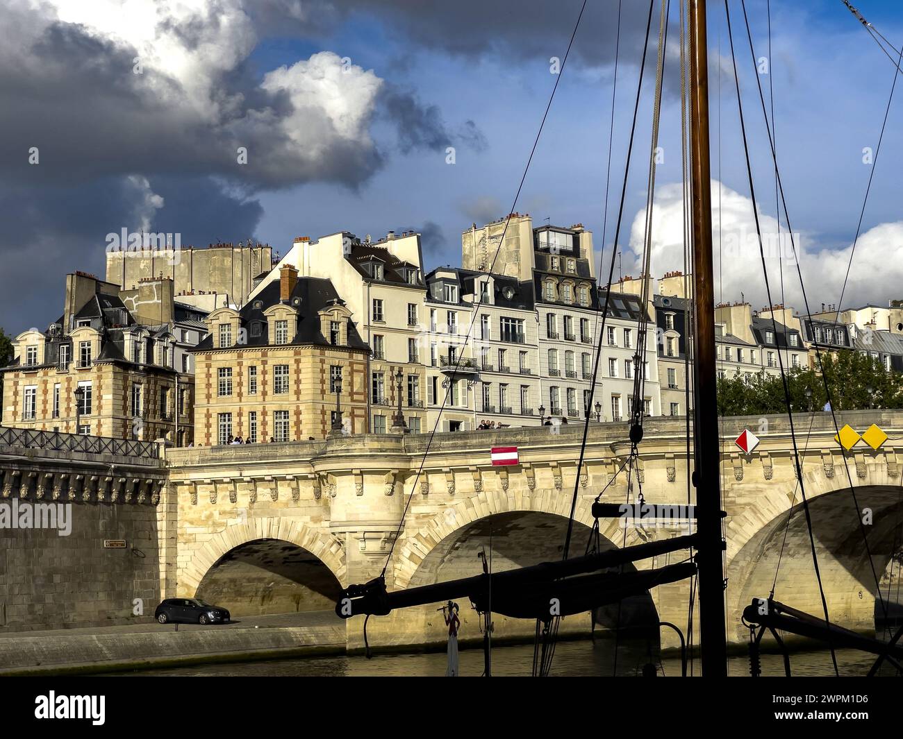 Bootsmast, Brücke und Gebäude in Paris, Frankreich, Europa Stockfoto