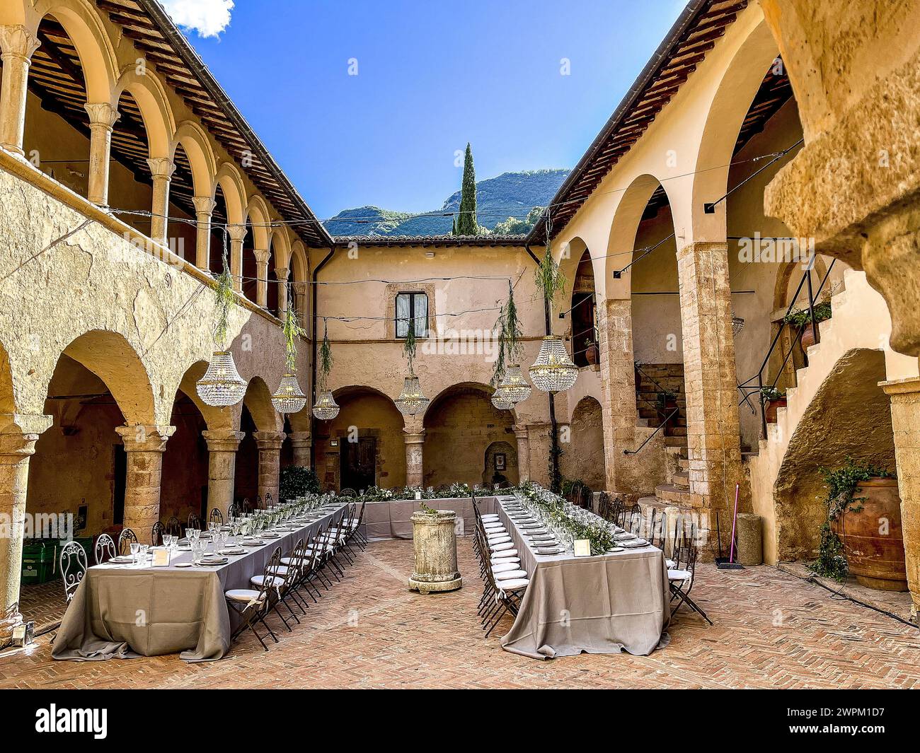 Hochzeitstische in San Pietro in Valle Abbey, Ferentillo, Umbrien, Italien, Europa Stockfoto