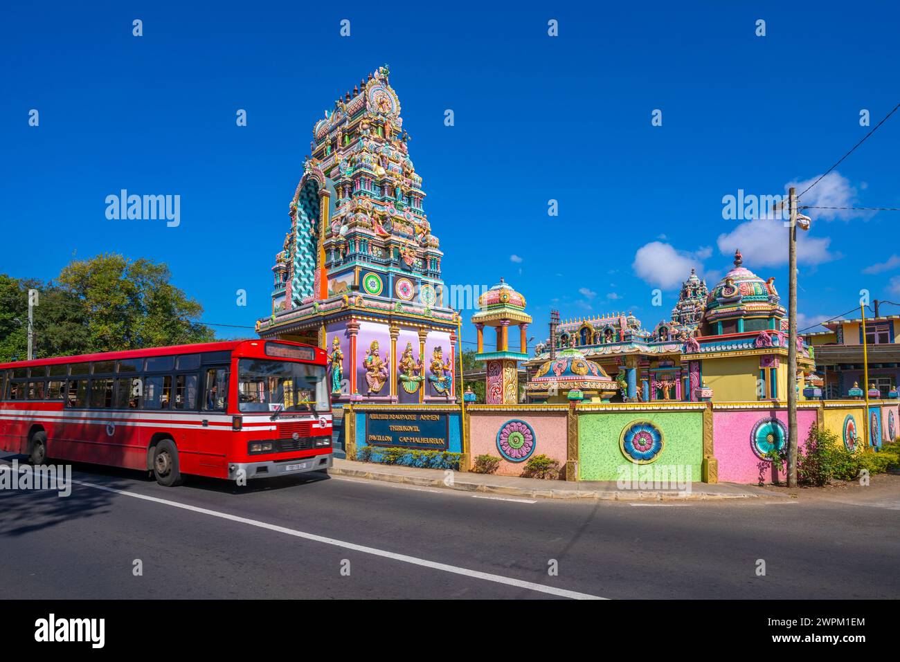 Blick auf den roten Bus und den Sri Draubadi Ammen Hindu Tempel an sonnigen Tagen, Mauritius, Indischer Ozean, Afrika Stockfoto