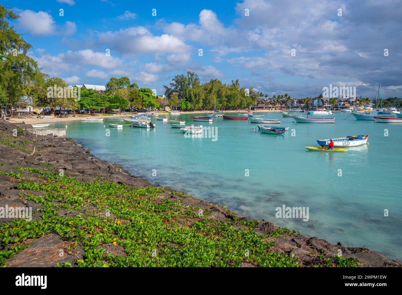 Blick auf Grand Baie und den türkisfarbenen Indischen Ozean an sonnigen Tagen, Mauritius, Indischer Ozean, Afrika Stockfoto