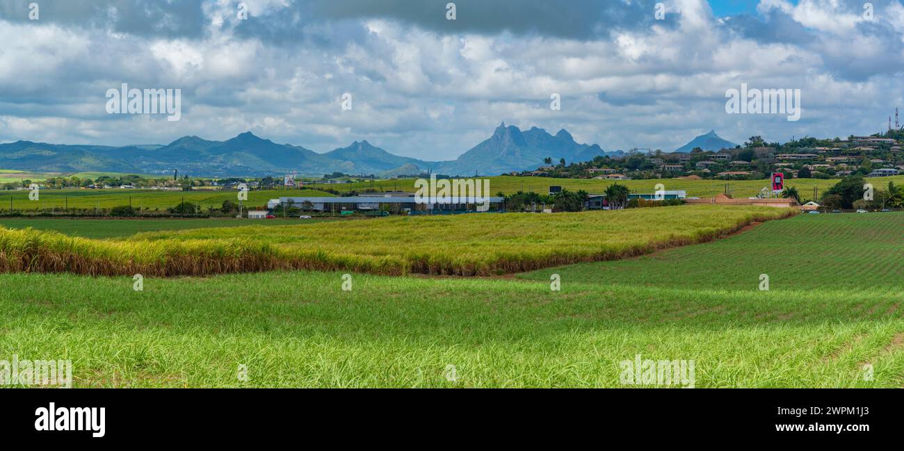Blick auf die Landschaft und den Long Mountain im Landesinneren aus der Nähe von Petit Raffray, Mauritius, Indischer Ozean, Afrika Stockfoto
