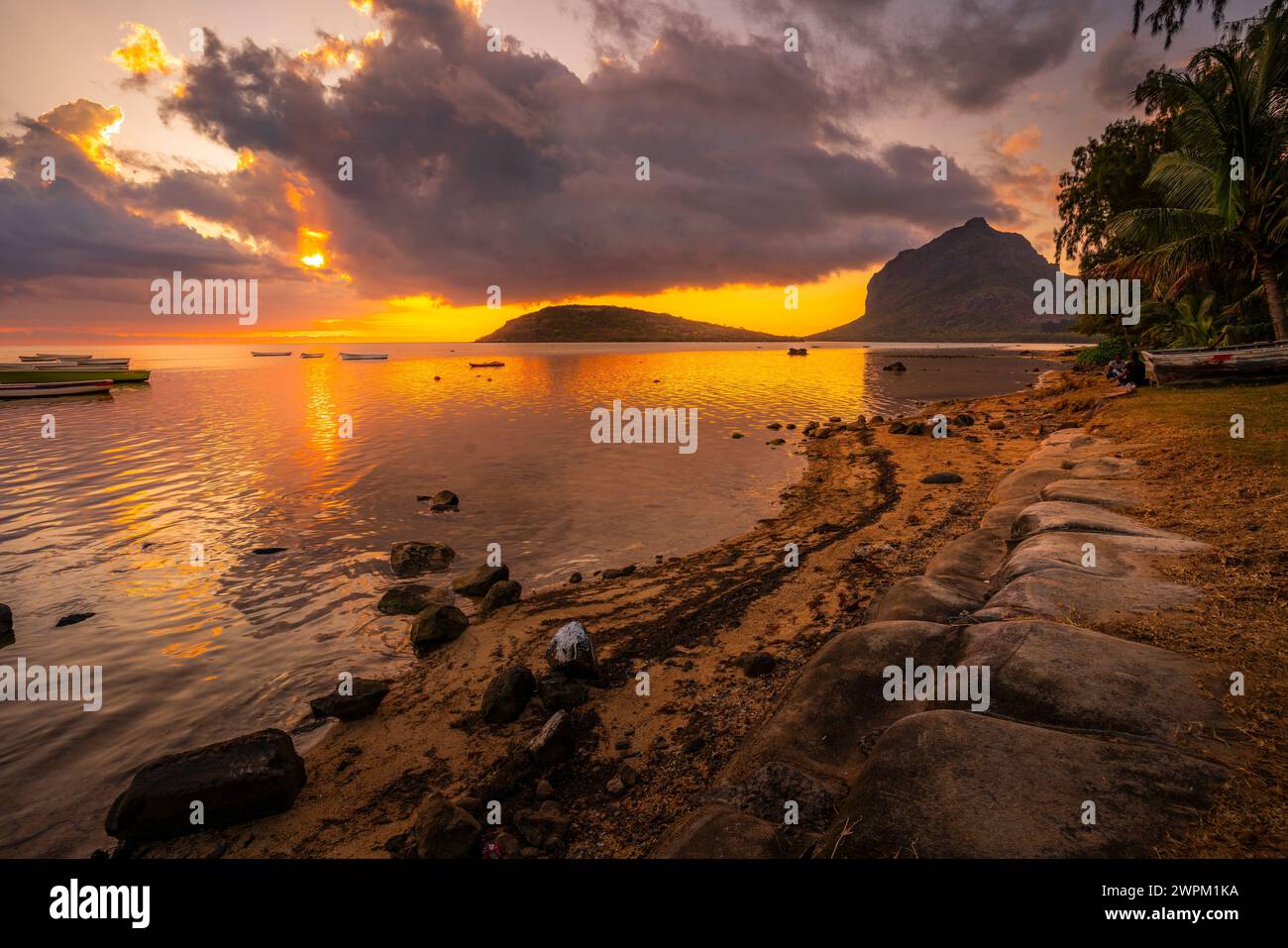 Blick auf Le Morne von Le Morne Brabant bei Sonnenuntergang, Savanne District, Mauritius, Indischer Ozean, Afrika Stockfoto