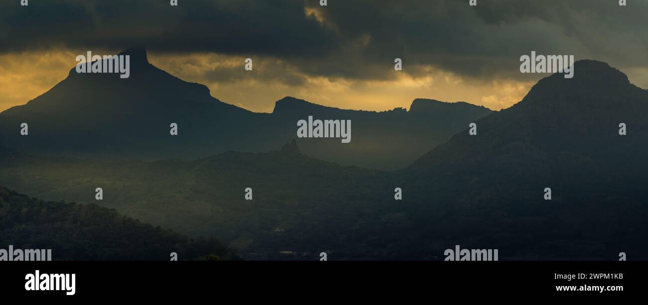 Blick auf Pieter und Long Mountain, Mauritius, Indischen Ozean, Afrika Stockfoto Blick auf Pieter und Long Mountain, Mauritius, Indischen Ozean, Afrika Stockfoto