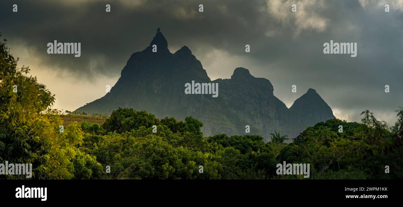 Blick auf Pieter und Long Mountain, Mauritius, Indischen Ozean, Afrika Stockfoto Blick auf Pieter und Long Mountain, Mauritius, Indischen Ozean, Afrika Stockfoto