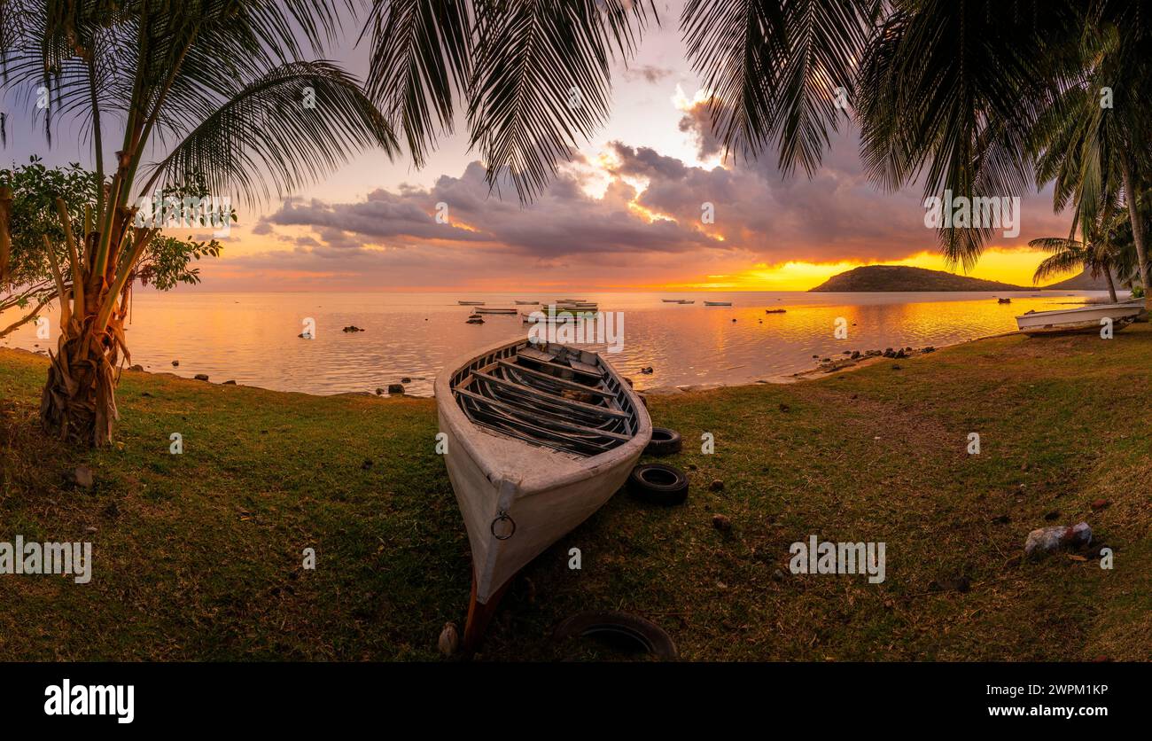 Blick auf Le Morne durch Palmen im Le Morne Brabant bei Sonnenuntergang, Savanne District, Mauritius, Indischer Ozean, Afrika Stockfoto