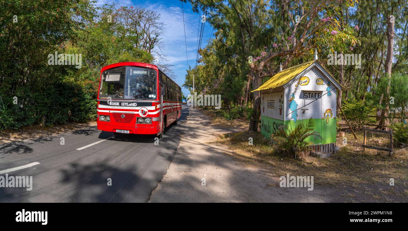 Blick auf den roten Bus und ein kleines Geschäft in Cap Malheureux, Mauritius, Indischer Ozean, Afrika Stockfoto