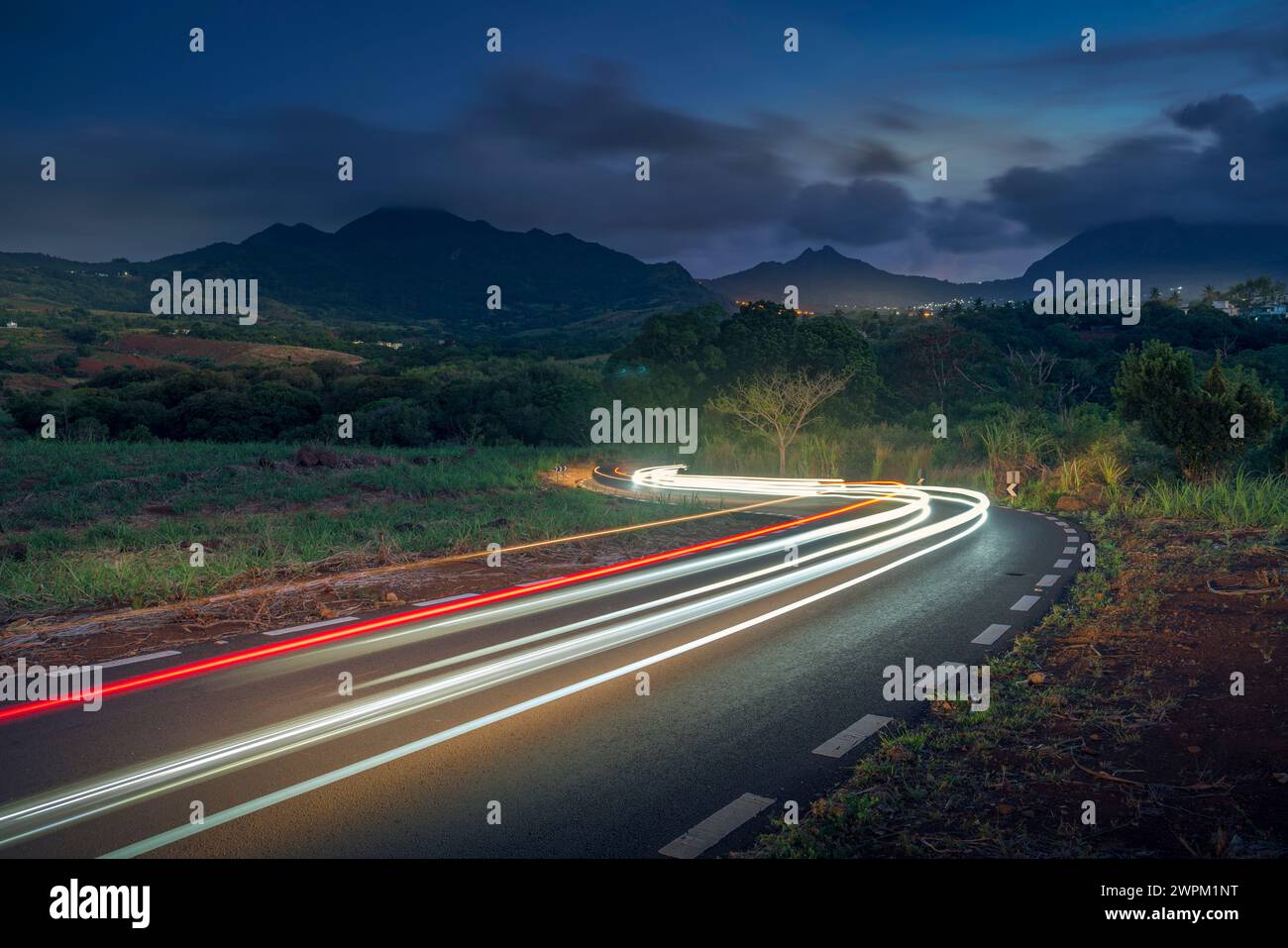 Blick auf Wanderlichter und Long Mountains in der Abenddämmerung in der Nähe von Nouvelle Decouverte, Mauritius, Indischer Ozean, Afrika Stockfoto