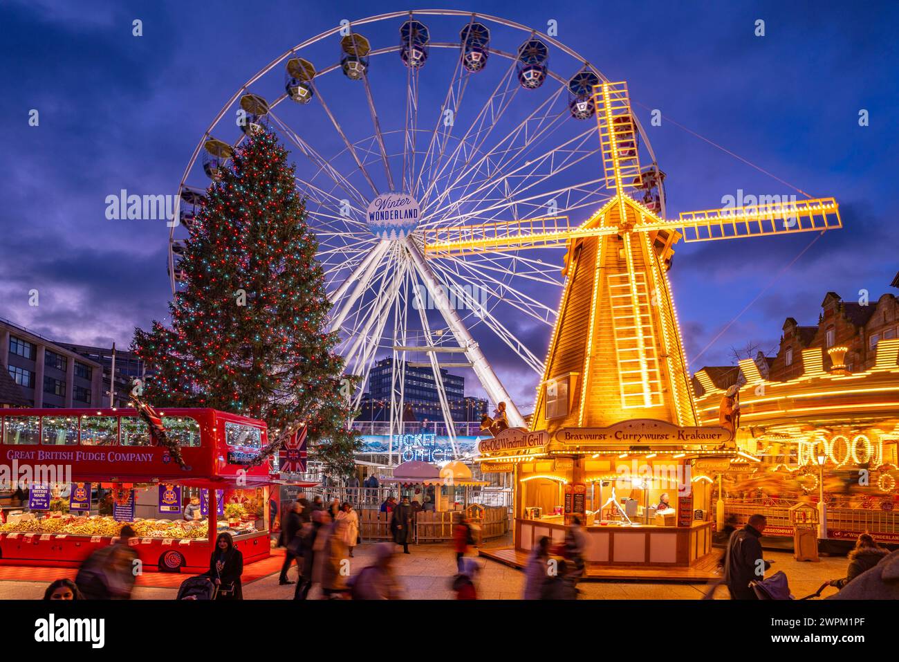 Blick auf das Riesenrad und den Weihnachtsmarkt am Old Market Square in der Abenddämmerung, Nottingham, Nottinghamshire, England, Vereinigtes Königreich Europa Stockfoto