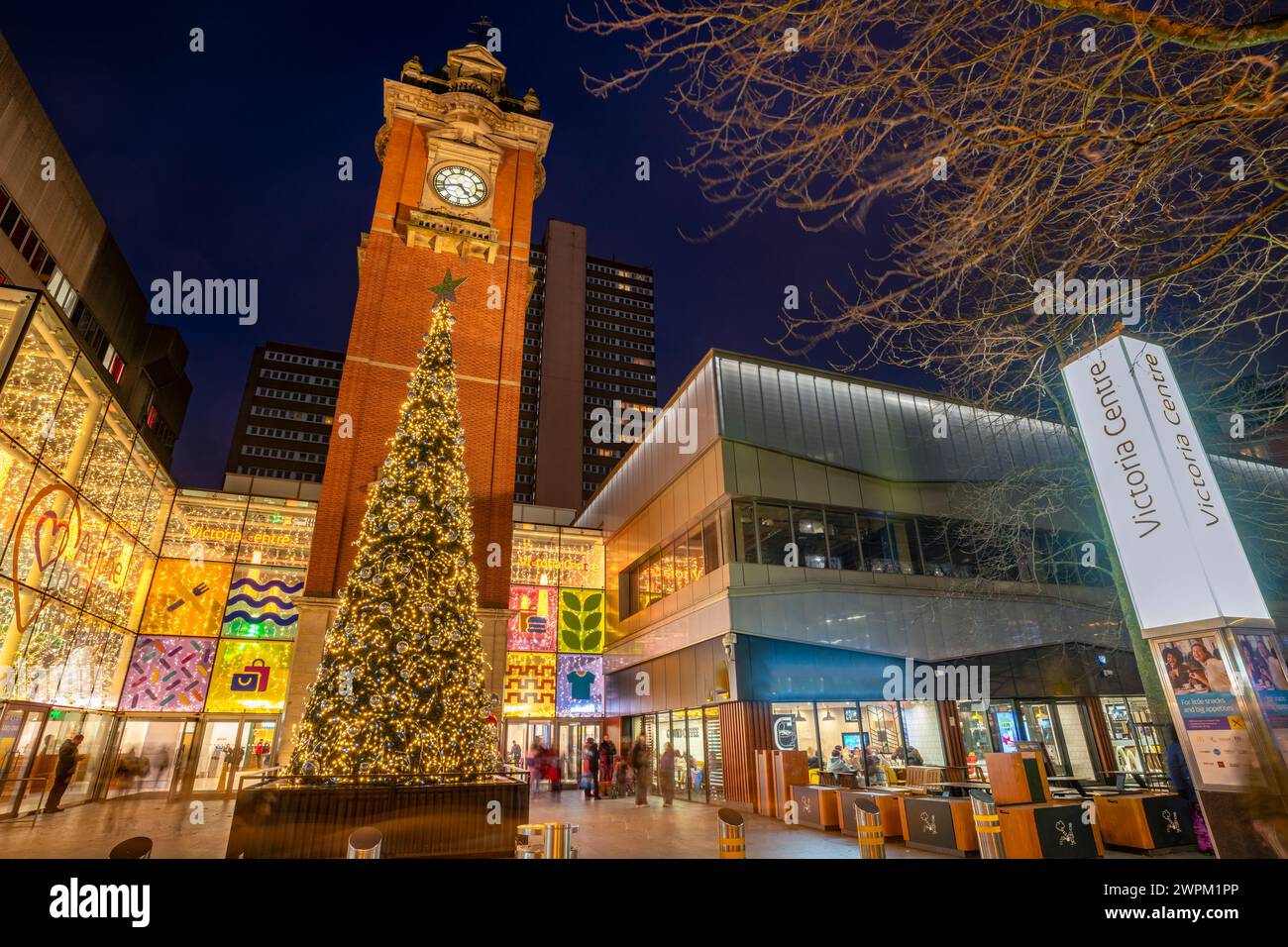 Blick auf den Victoria Station Clock Tower und den Weihnachtsbaum in der Abenddämmerung, Nottingham, Nottinghamshire, England, Vereinigtes Königreich, Europa Stockfoto