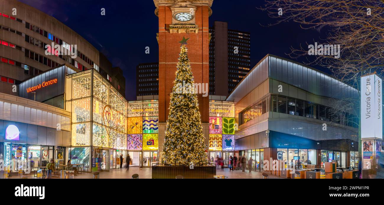 Blick auf den Victoria Station Clock Tower und den Weihnachtsbaum in der Abenddämmerung, Nottingham, Nottinghamshire, England, Vereinigtes Königreich, Europa Stockfoto