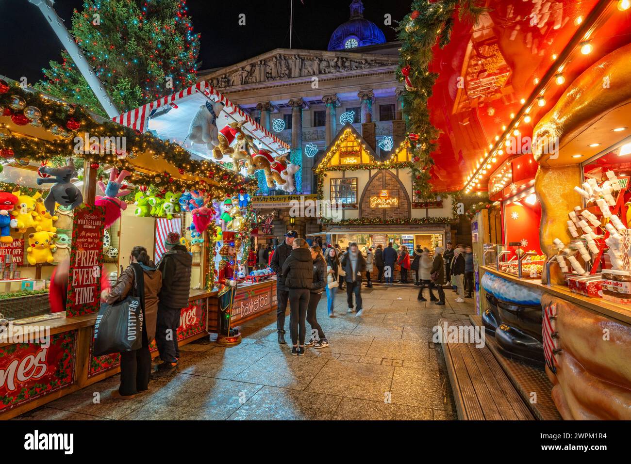 Blick auf das Stadthaus (Rathaus) und den Weihnachtsmarkt am Old Market Square in der Abenddämmerung, Nottingham, Nottinghamshire, England, Vereinigtes Königreich Europa Stockfoto