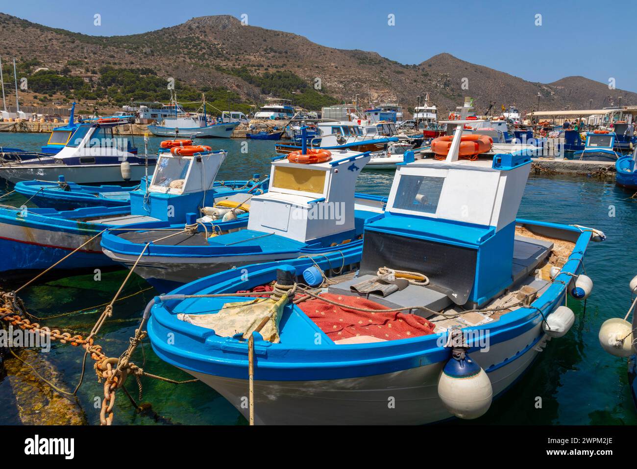 Fischerboote, Favignana, Ägadische Inseln, Provinz Trapani, Sizilien, Italien, Mittelmeer, Europa Copyright: JohnxGuidi 1237-628 Stockfoto