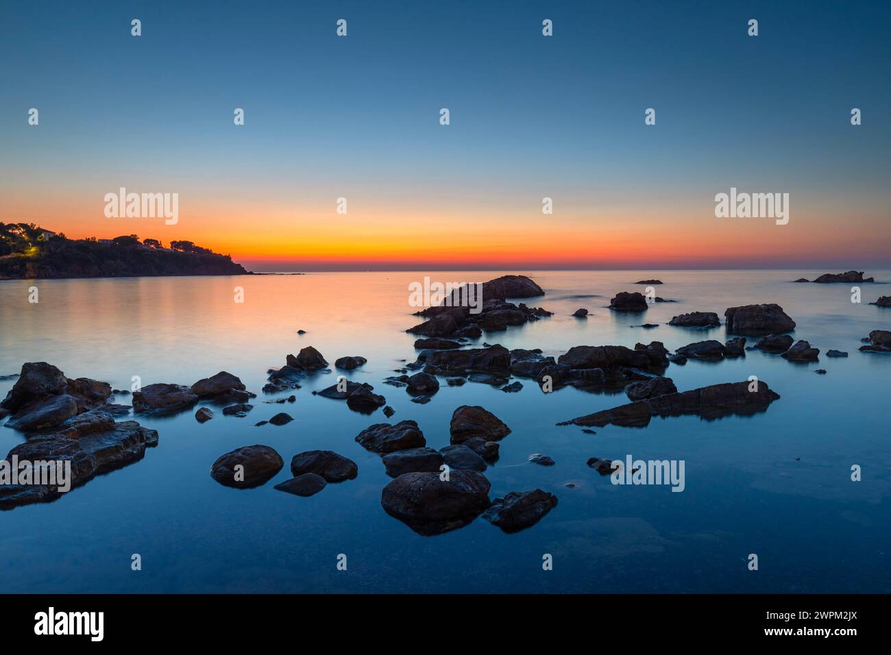 Zerklüftete Küste in der Nähe von Cefalu in der Abenddämmerung, Provinz Palermo, Sizilien, Italien, Europa Copyright: JohnxGuidi 1237-618 Stockfoto