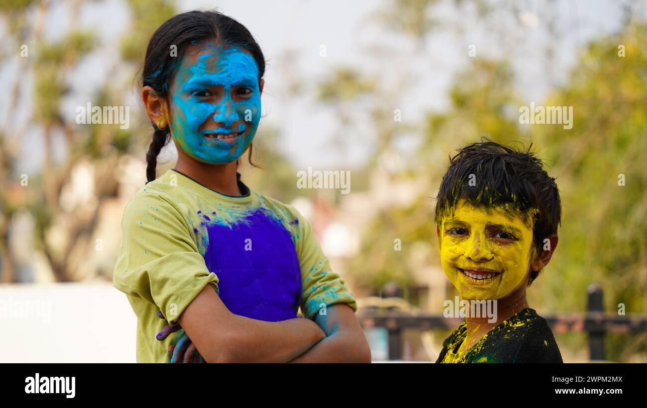 Indische Kinder spielen mit Farben oder asiatische Kinder feiern holi Stockfoto