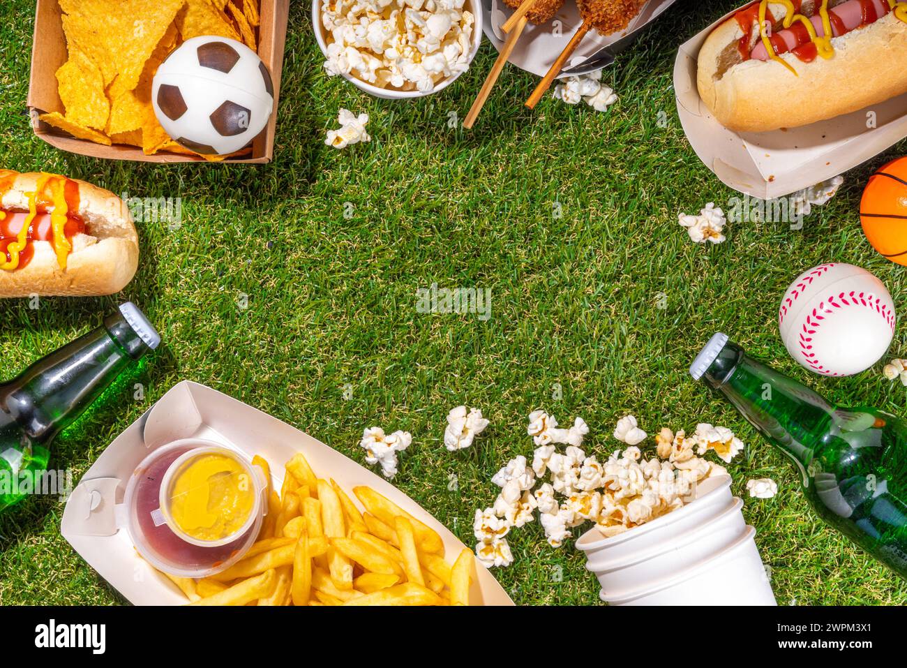 Traditionelles Sportstadionessen und Bierhintergrund, verschiedene Baseball-, Basketball-, Fußball-Fans und Stadion-Snacks, Chips, Saucen, Hot Dogs wi Stockfoto