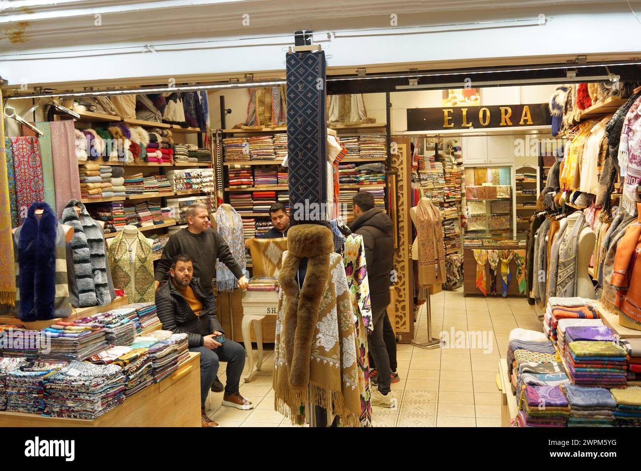 Feine Leinen und Stoffe zum Verkauf auf dem Großen Basar, Istanbul, Türkei Stockfoto