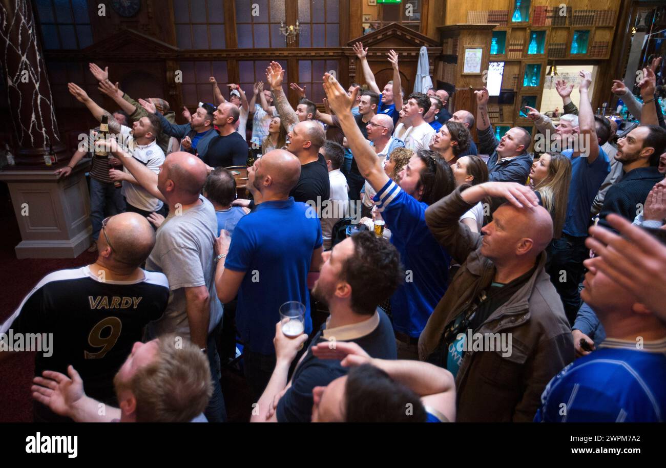 05/16 Fans von Leicester finden den Druck in Hogarth's in Leicester City für ihr Spiel gegen man U. alle Rechte vorbehalten: F Stop Press Stockfoto