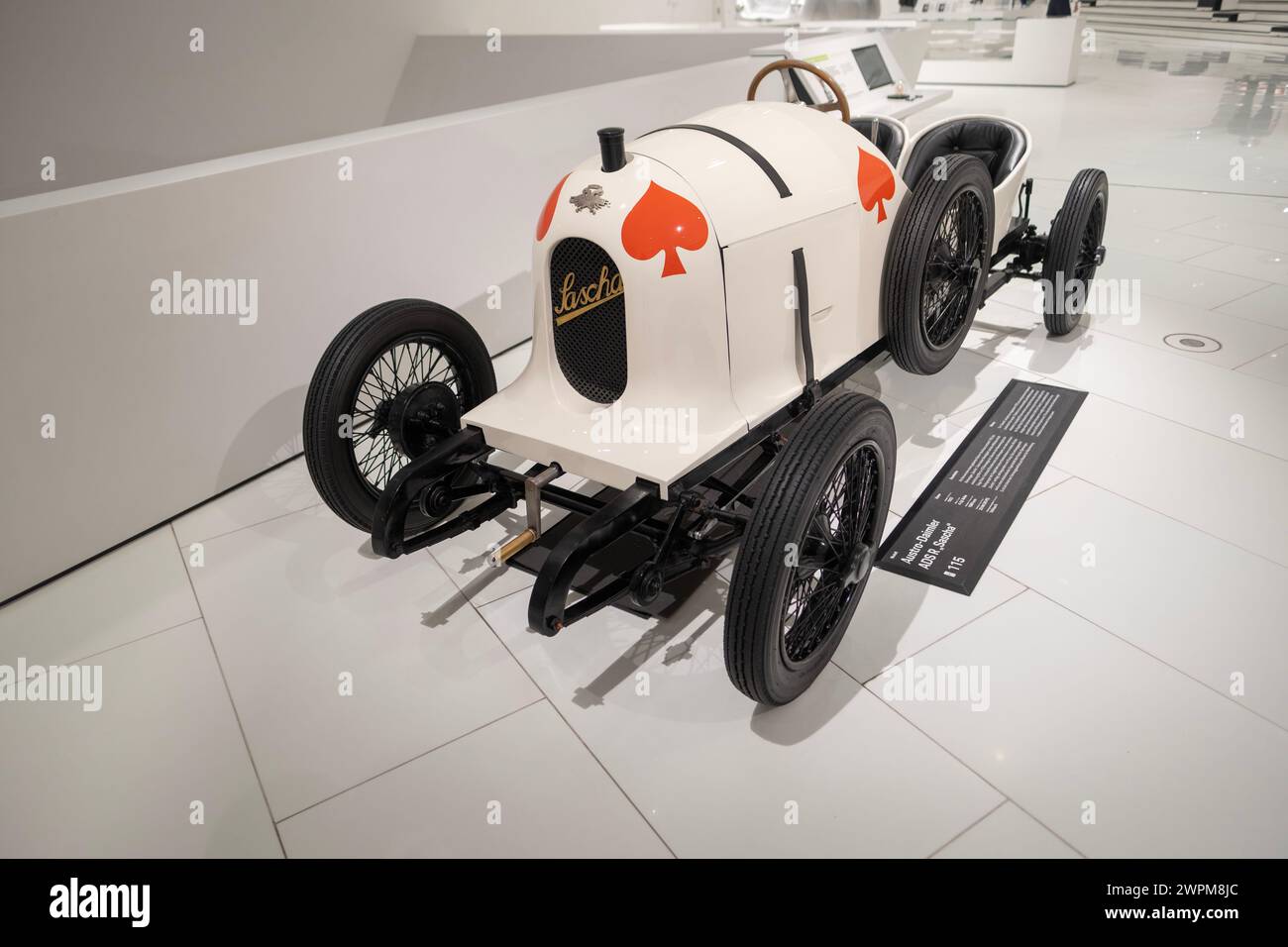 Vintage weiß Austro Daimler ZEIGT R Sascha 1922, Sportwagenanzeige Porsche Museum, Oldtimer Retro-Stil, Automobil Leidenschaft, Geschichte Automobilbranche Intuition Stockfoto