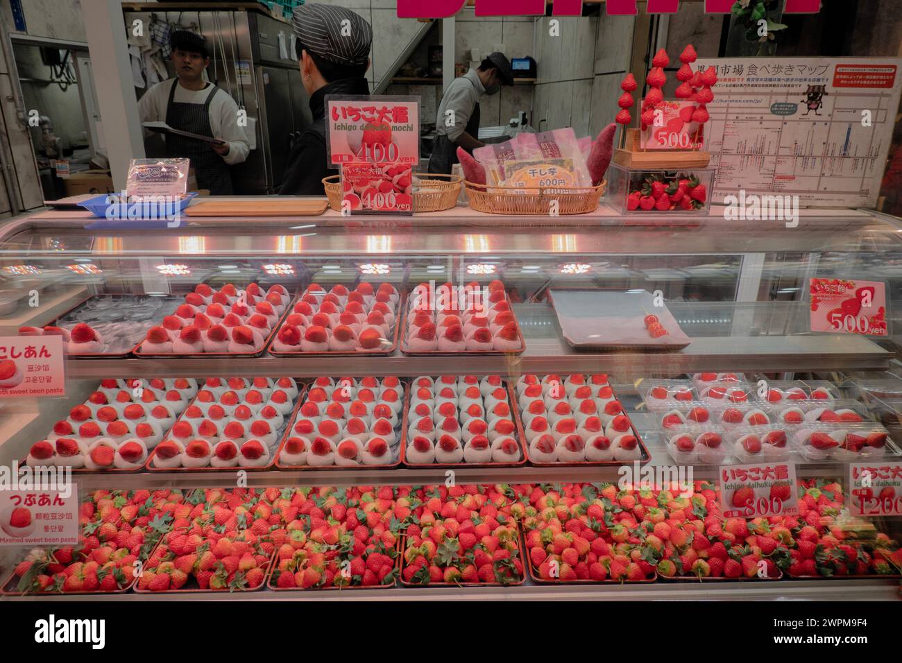 Frische Erdbeeren auf dem Kuromon Ichiba Market in Osaka, Japan Stockfoto