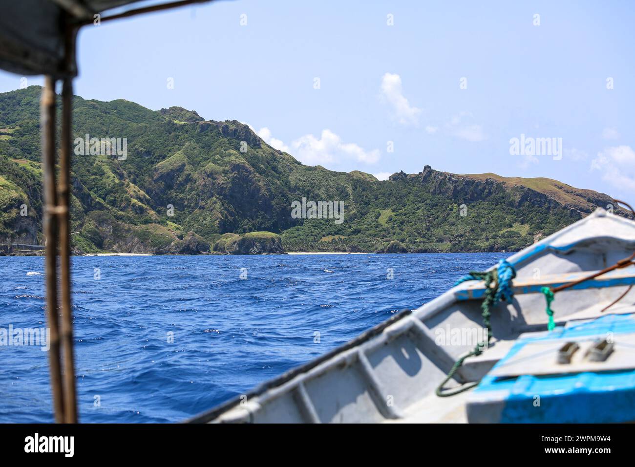 Batan, Philippinen. 8. März 2024: Batanes-Klippen bieten natürliche Verteidigung auf den nördlichsten Inseln des Landes, die nächste ist 142 km vom südlichsten Punkt Taiwans entfernt. PH Navy verstärkt die Truppenpräsenz auf strategisch gelegenen Inseln mit 119 neuen Reservisten + 76 Rekruten in Ausbildung, ein unangenehmer Einsatz für Peking, der Manila beschuldigt, mit Feuer gespielt zu haben. 2023 genehmigte Pres Marcos den amerikanischen Zugang zu vier weiteren philippinischen Militärbasen (EDCA), von denen drei auf Taiwan ausgerichtet sind. PH & US Militäre werden 2024 Balikatan Marineübung in Batanes & Palawan durchführen.Quelle: Kevin Izorce/Alamy Live News Stockfoto