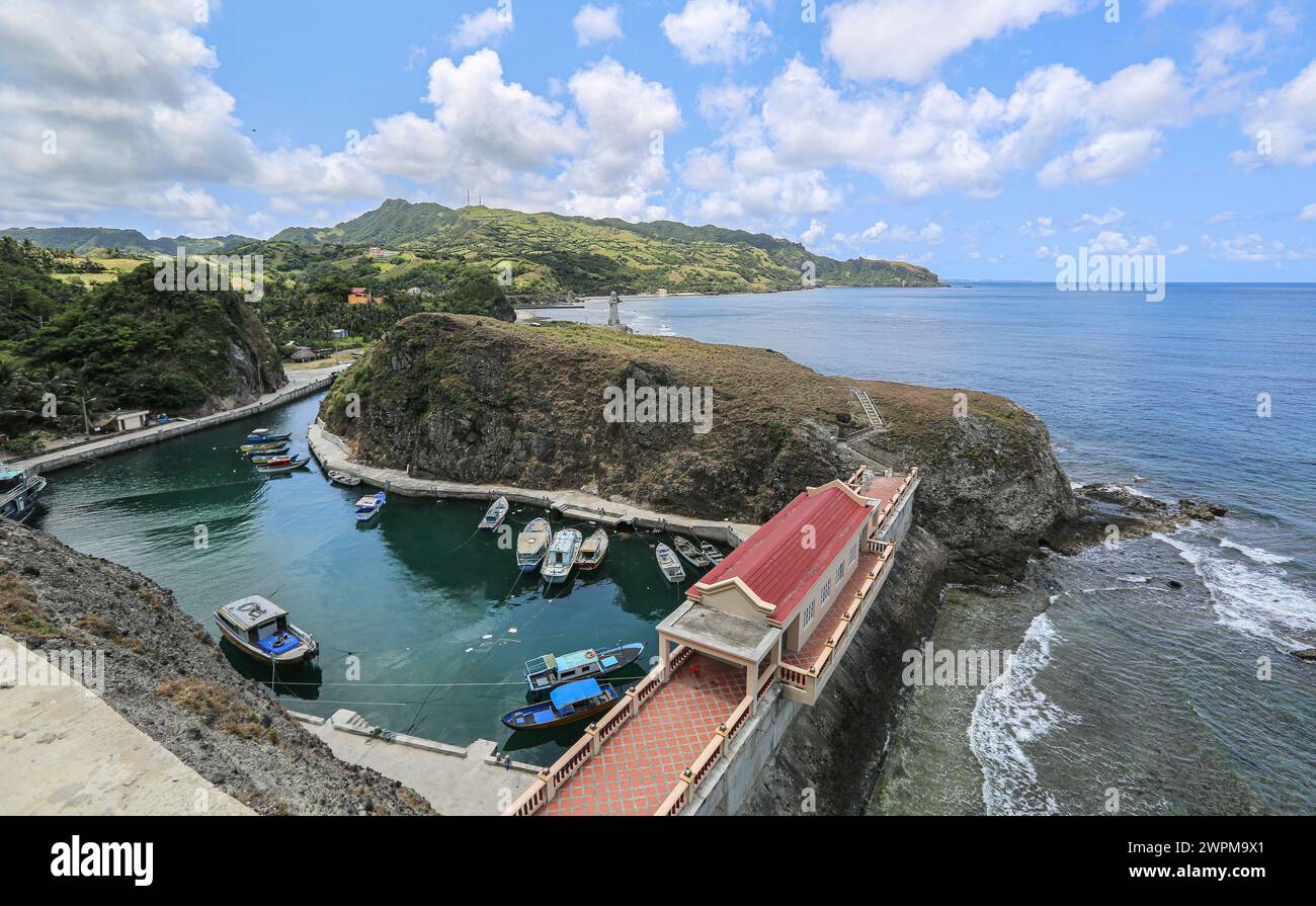 Batan, Philippinen. 8. März 2024: Der Mahatao Shelter Port beherbergt Patrol Boat in Batanes, der nördlichsten Insel des Landes. Die nächste ist 142 km vom südlichsten Punkt Taiwans entfernt. PH Navy verstärkt die Truppenpräsenz auf strategisch gelegenen Inseln mit 119 neuen Reservisten + 76 Rekruten in Ausbildung, ein unangenehmer Einsatz für Peking, der Manila beschuldigt, mit Feuer gespielt zu haben. 2023 genehmigte Pres Marcos den amerikanischen Zugang zu vier weiteren philippinischen Militärbasen (EDCA), von denen drei auf Taiwan ausgerichtet sind. PH & US Militäre werden 2024 Balikatan Marineübungen in Batanes durchführen.Quelle: Kevin Izorce/Alamy Live News Stockfoto
