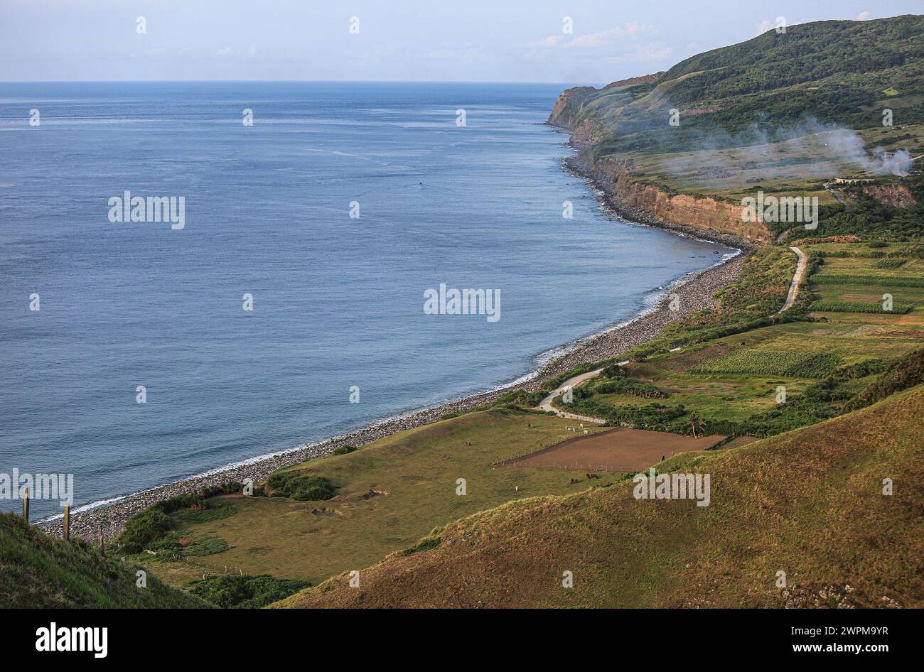 Batan, Philippinen. 8. März 2024: Batanes-Klippen bieten natürliche Verteidigung auf den nördlichsten Inseln des Landes, die nächste ist 142 km vom südlichsten Punkt Taiwans entfernt. PH Navy verstärkt die Truppenpräsenz auf strategisch gelegenen Inseln mit 119 neuen Reservisten + 76 Rekruten in Ausbildung, ein unangenehmer Einsatz für Peking, der Manila beschuldigt, mit Feuer gespielt zu haben. 2023 genehmigte Pres Marcos den amerikanischen Zugang zu vier weiteren philippinischen Militärbasen (EDCA), von denen drei auf Taiwan ausgerichtet sind. PH & US Militäre werden 2024 Balikatan Marineübung in Batanes & Palawan durchführen.Quelle: Kevin Izorce/Alamy Live News Stockfoto